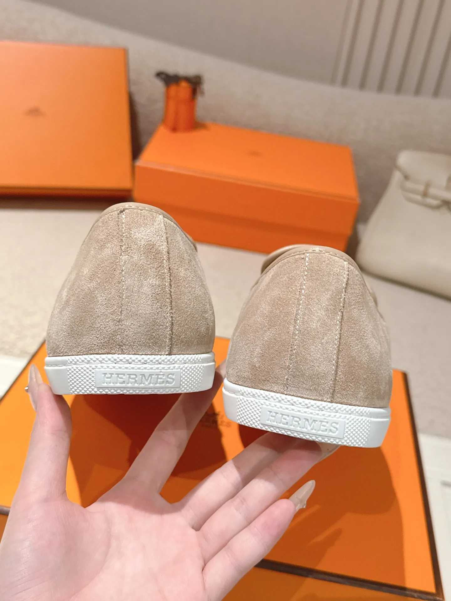 Men's Men's Shoes 600💰 Hermes# Couple Studded Loafers Calfskin and suede goatskin lace-up free sneakers with signature "H" detail. The design is simple and smooth, creating a fashionable urban look. It is comfortable and versatile. H family classics are not outdated, and the delivery counter is exquisitely packaged🛍📦 Fabric: Original customized imported first-layer cowhide/cow down Lining: Imported soft sheepskin Sole: Original open-molded anti-slip TPU material Size: 35-45